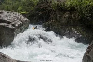 Le rapide avant la confluence avec le Bitet (RG). La centrale de Miegebat se situe peu de temps après.